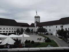 まずスロベニアに、リュブリャーナ城