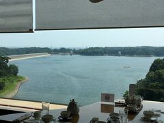 案内されたテーブルは多摩湖に面しています。
湖畔を眺めながらいただきました。