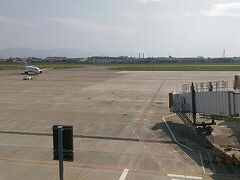 ●松山空港

帰りはピーチで。
画像は、JALです。
今日のピーチは、一時間遅れ。
安いから文句は言えないけど(笑)、関空に到着してから、何とか遅れを取り戻せないかと、必死で急いで帰りました(笑)。