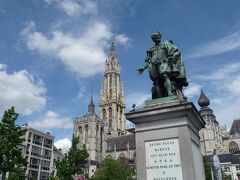 　広場に建つルーベンスの像。
　両手を広げて”Wellcome to Antwerpen!”、と言ってるようです。
