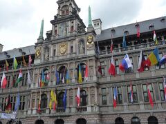 　広場に建つ市庁舎は１５６１～６４年にかけて建てられました。