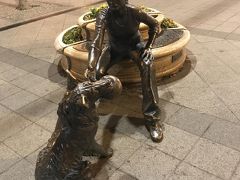 ［Girl With Her Dog Statue］
少女の犬と少女の像。

少女が飼い犬にパンをあげています。