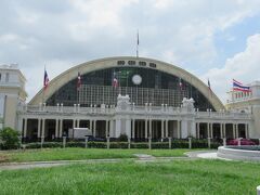 徒歩でファランポーン駅まで来ました。
昨年も来ましたが、この駅のフォルムがとてもいい感じですね。