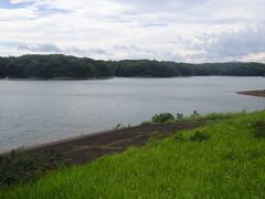 多摩湖（西の村山上貯水池）（多摩川の水をここに引き入れた人造湖で東京の大切な水源の一つです。）　　