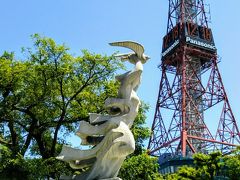 スタートは大通公園の東の端、西１丁目にある「テレビ塔」
昭和32年(1957年)  テレビの電波塔として建てられたものです。
展望台からは大通公園や市街を一望でき、夜はライトアップも美しく、今も札幌のランドマークであり、観光・フォトスポットです。
そして手前は、その北側(北1条西1丁目)にある「希望」の像です。