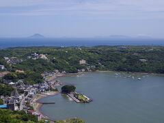 ホテルでロープウェイのチケットをもらっていたので　寝姿山にのぼります
展望台から伊豆七島が見えます
