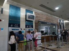 25　BURJ KHALIFA/DUBAI MALL駅に到着。
ノルカードは既に持っていますが残高が少ないのでチャージしようと思い自販機の前でおろおろしていたら優しいお兄さんが（係員だったのかしら？）横から教えてくれました。Dh10ずつチャージ。おつりが出ないのでぴったりの金額の紙幣が必要になるみたい。高額紙幣しかなかったときは窓口で行いました。ただ必ず窓口があるとは限りません。クレジットカードも利用可能です。