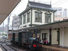 道後温泉駅は夏目漱石が「坊ちゃん」で描かれている明治時代の駅舎を復元しています。 
そこに、夏目漱石が「坊ちゃん」の中で「マッチ箱のような客車」と表現している当時の路面電車を復元した「坊ちゃん列車」もやってきました。 