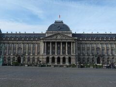 　今日はいよいよ最終日。ブリュッセルの王宮から観光スタートです。
　建物の両翼部分は１８世紀に建てられたもので、右翼部分はベルビュー博物館として使用されています。