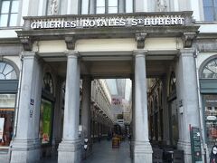 　昨日歩いたギャラリー・サン・チュベールの前を通ります。フリータイムの時にここで孫のお土産を買いました。