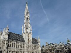 　グランプラスにやってきました。高い鐘楼を持つ市庁舎です。