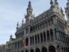 　市庁舎の向かい正面に建つ王の家。
　スペイン王カール５世の命令で建てられたが実際に王が住んだことはないそうです。