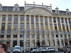 　ブラバン公の館
　正面に歴代のブラバン公の胸像が飾られていることからこの名前で呼ばれています。