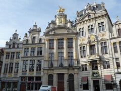 　中央の屋根に金の飾りを付けたのはビール醸造業者のギルドハウス。現在はビール博物館になっています。