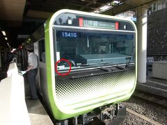 せっかくですので乗ってきた電車をお見送りします。
約2か月前に営業運転を開始したばかりの第17編成（赤丸部分に『17』と、上の写真にも『クハE235-17』と記されています）。


山手線は、すでに半分くらいが新型車両に入れ替わっているように感じます。

もしこの新型山手線に乗る、またはホームで見かける機会があったら、ぜひ発車時には最後部へ行っていただき、車両上部中央の「山手線 Yamanote Line」と表示されている部分に注目していただきたいのです。

　それは…
https://youtu.be/MBcm2tOQudU

おおお～っ、季節のお花で乗客をお見送りしてくれます。

JR東日本によると、毎月お花の絵は変わるそうで、本日6月は「紫陽花」、来月7月は「あさがお」だそうです。

毎月乗ってフルコンプしたいですね！