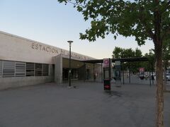 今日はバスでセビリアへ移動後、市内を観光します。
7時にホテルをチェックアウトしてタクシーに乗り、約15分でバスターミナル（Estación de Autobuses de Granada）に到着しました。