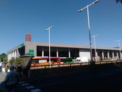 グラナダから3時間、定刻にプラザ・デ・アルマス・バスターミナル（Estación de Autobuses Plaza de Armas）に到着しました。