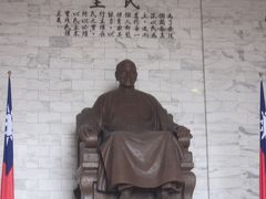 建物の中にある蒋介石の像も大きい！