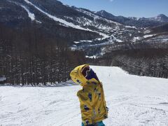 今日は焼額山（通称ヤケビ）で滑りましょう。
ヤケビを含めてプリンス系列スキー場のリフト（ゴンドラ含む）は小学生以下が無料というスバラシイ値段設定。
ただし、志賀高原の場合は滑走エリアが広い（両側は非プリンス）のでヤケビだけで収まることは困難ですw

２シーズン目も終盤に入って、かーぽん（次男）の滑りもだいぶ板についてきました。