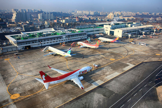 大邱国際空港は大邱とその周辺地域を旅行するなら最も早くて便利！<br />去年の大邱国際線旅客数は33万8738人で、2016年度同時期の21万5341人に比べて57.3％も増加しました～<br />東京、上海、北京、香港、セブ、グアムなどへ直行便が就航していますね＾＾<br />詳しくは http://www.airport.co.kr/daegu/main.do　をチェック☆<br /><br />そして大邱でおススメのお買い物スポットと言えば、やっぱり東城路ですね！！<br />ここはソウルで売り切れだったものがまだ残っていたりと、実はショッピングに最適の場所なのです…！！！<br />プチプラから百貨店、ブランド物までなんでも揃っていてかなり便利で私も大好きな場所のひとつです＾＾<br />