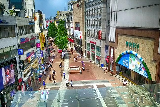 ここの良いところは、プチプラの服がたくさん売られている点！<br />百貨店やブランド店にはない個性的な服たちがたくさんあって楽しいです♪<br /><br />東城路と合わせておススメしたいのが、大邱のランドマークである83タワーです！<br />このタワーがあるE-worldは韓国バラエティーにもよく出てきますね～<br />展望台から見える大邱の景色は昼夜問わず素敵です＾＾<br />