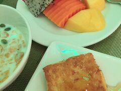  次の日の朝です。
この日は、出発前に日本でJTBで予約しておいた半日アユタヤツアーなので、朝一の６時にウェスティンの朝食ブッフェへ。マンゴが本当に美味しかった！！