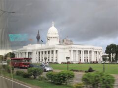 立派な建物はタウンホールと呼ばれるもの。またあやしい雲行きに。