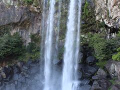 ホテルへの帰路、時間に余裕があったので、済州島の３大瀑布に立ち寄ってもらいます。まずは、正房瀑布。