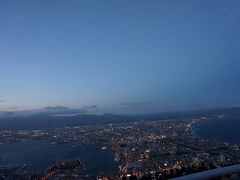 市内で早めの夕食後、函館山へ登る。
少し肌寒いが、ちょうど1時間もしないうちに日が暮れていくいい時間帯。