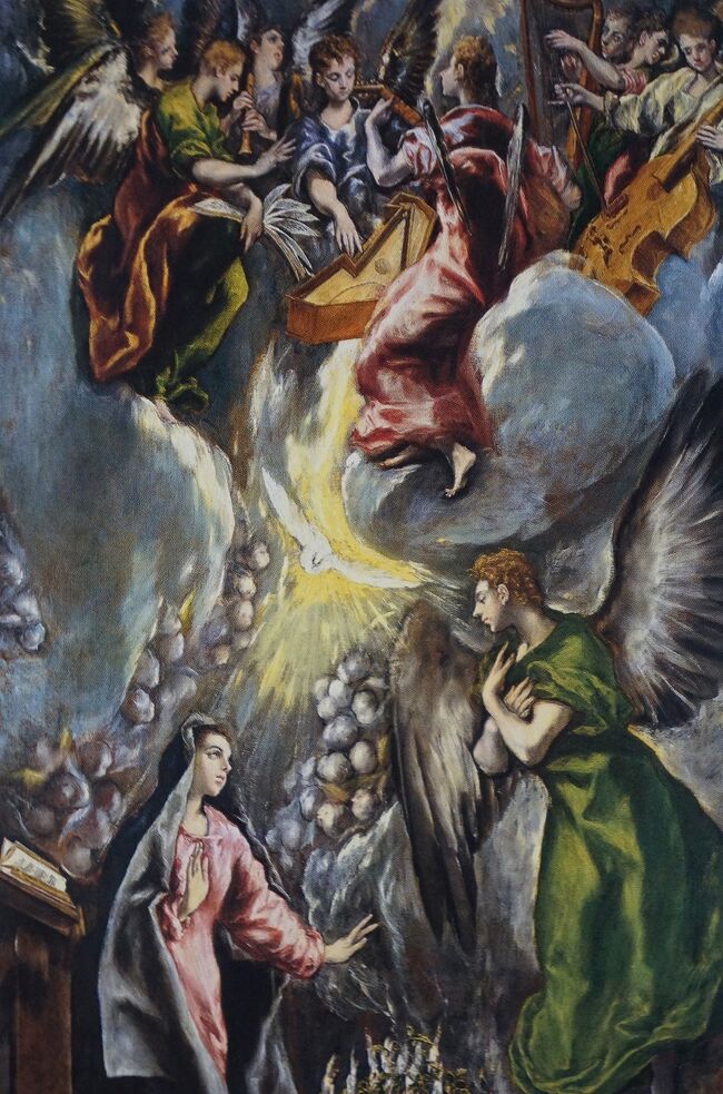 この受胎告知図はドーニャ・マリア・デ・アラゴン学院の大祭壇画の一部で、一般的に受胎告知として知られますが、実際は学院の正式名称である「託身の我らが聖母」に対して捧げられたものだそうです。このシーンは受胎したことを知らせる「告知」のシーンではなく、神の子がマリアの体内に宿った瞬間「受肉」を描いたと言えます。天井から溢れ出る光と中央で翼を広げる聖霊である鳩が神秘の成就を示しています。