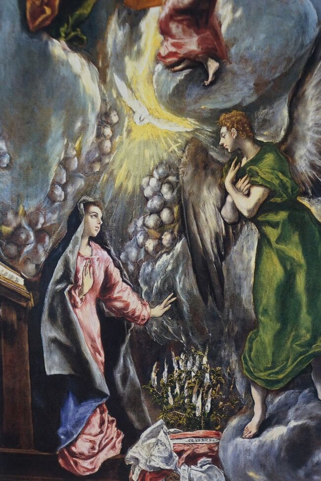 聖母マリアと大天使ガブリエル足元にはマリアの処女懐胎を象徴する「燃える柴」が描かれています。この奇跡の柴は受肉の瞬間にマリアの部屋に現れたとの説があり、それをグレコは採用して描き入れたらしいです。通常の受胎告知にはグレコもちゃんと白百合を描いています。