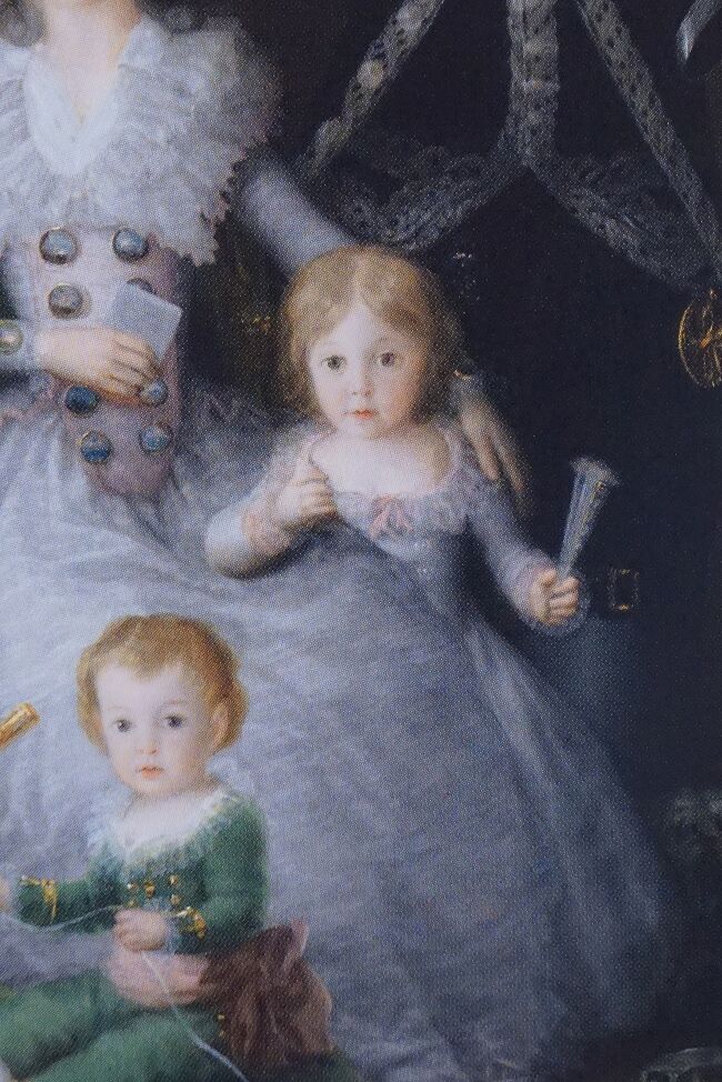 オスーナ公爵は父である先代の死去に伴う半喪服的な衣服を身に着けていますが、ベルベンテ女公爵夫人や娘らは当時の最も流行していた最先端のフランス風ボロネーズのドレスに身を包んでいます。