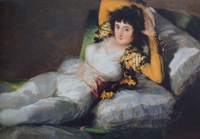 「着衣のマハ」フランシスコ・デ・ゴヤ<br />この作品は重要なパトロンのひとりで、権力を手にしてから皇太子や民衆など様々な方面から非難を浴びせられた宰相ゴドイが所有していました。そのためにこの2作品は彼が制作を依頼したものだとする説が採用されています。