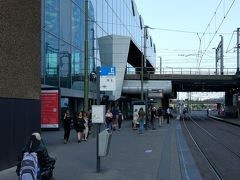 Den Haag Centraal(デン・ハーグ中央駅)に着きました。
駅の売店でサンドイッチを買って、それを食べながら、すぐ横にある電停で15番か16番のトラムを待ちます。
1つ手前の Den Haag HS で降りて、そこからトラムでも良かったんですが、駅周辺の治安にやや問題がある地域らしいので、中央駅まで来ました。