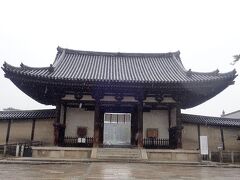 およそ４０分で法隆寺に着きました。
着いたときはまだ小雪混じりでした。
国宝・南大門。
