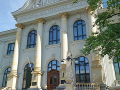 目印のラトヴィア国立美術館までやって来ました。
ラトヴィア国民の芸術家の作品のみ展示されているんだとか。

この建物の角を北西へ曲がり、お目当てのエリザべテス通りへ。