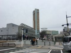 高松バスターミナルと隣接する高松駅。駅前は広々と開発されてる。