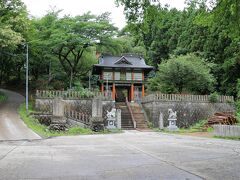 成田山水上寺の入口で、左の道を車で上がって本堂のところに出られます。