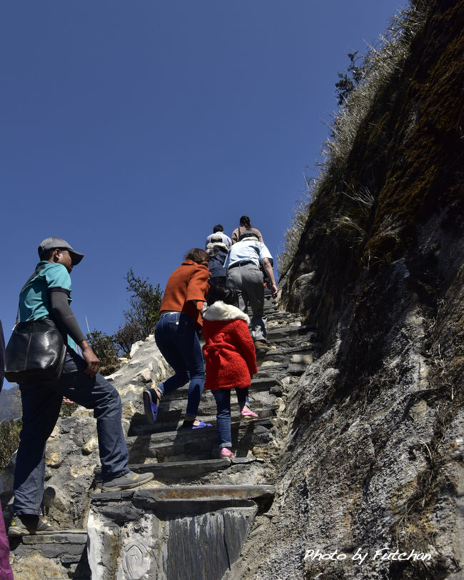 ＜高台へ＞<br />チャドム峠には茶店があるだけで展望台とレストランは建設中でした。<br />展望が効く高台に登り景色を楽しむ。<br />何回も来ているロンさんも添乗のHさんもここで晴れたのは初めてだそうで<br />今回のメンバーは余程日頃の行いがいい人達だったようです。<br />