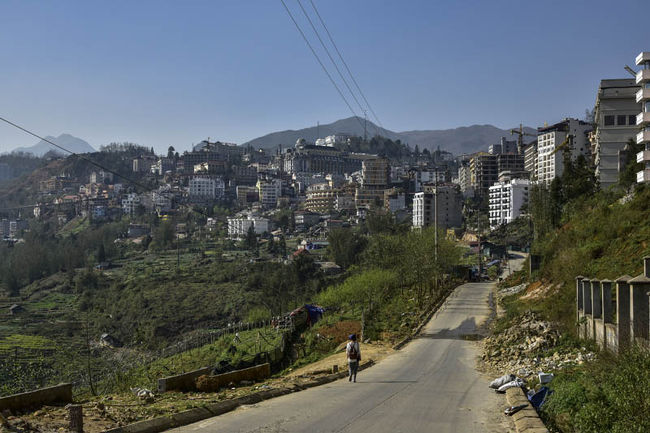 ＜発展すさまじいサパのホテル街＞<br />サパは標高1600mの高地にあり、<br />フランス統治下時代から避暑地として栄えてきた。<br />更に2014年に高速道路が貫通した以後発展の速度が加速している。<br />