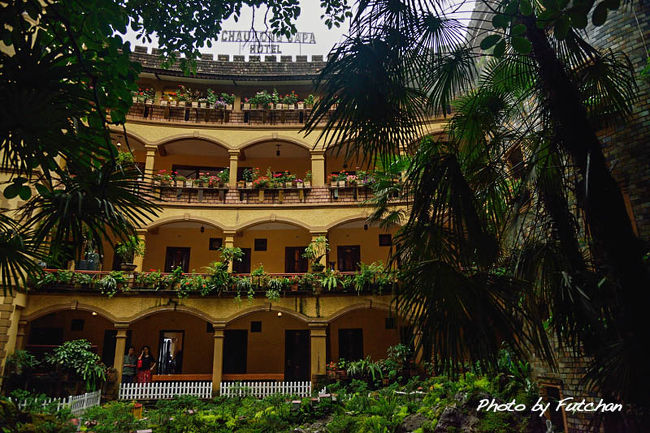 ＜宿泊したホテルCHAULONG＞<br />今回泊まったホテルは私が3年前撮影旅行で泊まったのと同じホテルでした。<br />3年前にはなかった”おもてなし”がありました。<br />それは民族衣装に身を包んだ可愛いお嬢さんがお出迎えしてくれることでした。<br />