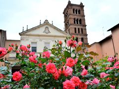 Chiesa Rettoria di Santa Cecilia in Trastevere 

薔薇越しに見る教会は絵になるなぁ。辺りがパッと明るくなるよう。