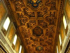 Basilica di San Crisogono

カラヴァッジョのパトロンであったシピオーネ・ボルゲーゼ枢機卿によって改修され現在の姿になっている教会。あっ、外観撮り忘れ（苦笑）

内部、金箔の張られた木製天井にはボルゲーゼ家の鷲の紋章がある。