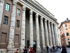 Il Tempio di Adriano 

一瞬パンテオンと間違えちゃいそうな、ピエトラ広場に建つ建物を11本の巨大な柱が並ぶアドリアーノ神殿。柱はハドリアヌス帝の神殿の一部であり、現在もローマの証券取引所として姿を残している。