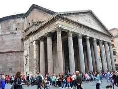 Pantheon

言わずと知れた2000年ほど前に建てられた古代ローマ建築の傑作パンテオン！
世界最大の石造り建築とされるだけあってホントに大きいんだよ（笑）今日も混んでるから中に入るのはパス^^;
2000年前の建築がこんな完全なまんま残ってるのが凄いよねぇ～あのミケランジェロも天使の設計と賞賛したらしいね。