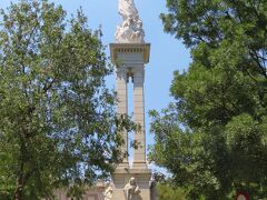 トリウィンフォ広場（Plaza del Triunfo）
世界遺産に指定されている、セビリア大聖堂（Catedral de Sevilla）、アルカサル（Real Alcázar de Sevilla）、インディアス古文書館（Archivo de Indias）の3つの建物に囲まれています。
広場の中央に白いマリア像が立っています。