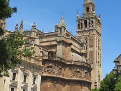 セビリア大聖堂（Catedral de Sevilla）
イスラム教のモスクの跡地に建設されたキリスト教会で、バチカンのサン・ピエトロ、ロンドンのセント・ポールに次ぐ、世界で三番目に大きい大聖堂です。