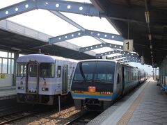 ９時５分宿毛発　特急「南風１２号」。
この特急は宿毛駅から岡山駅まで直通する長距離の特急です。
お客さんは１両に数人とガラガラでした。