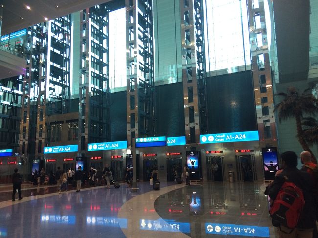 空港内も広かったですが、掲示板で確認しながら移動。<br />前調べで、直前に変更があることもあるとあったので、何度も確認しましたが、この日は変更はありませんでした。<br />空港内の電車で移動。