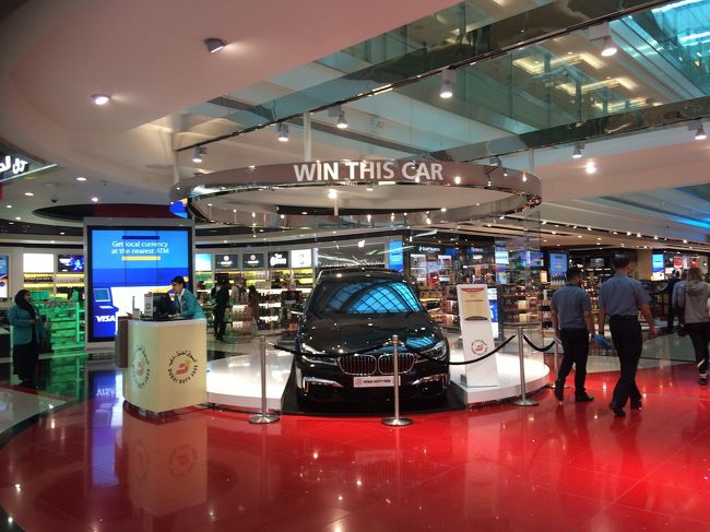 初めてのドバイ空港でゆっくり見たいところでしたが、１時間半のトランジットでは意外とぎりぎりで急ぎ足。